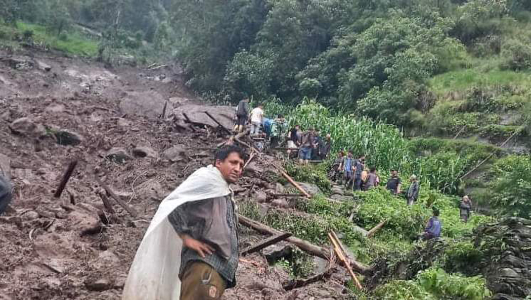 ताप्लेजुङमा पहिरोले घर बगाउँदा एकै परिवारका चारजनाको मृत्यु