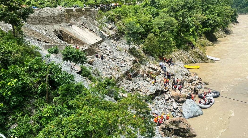 बससहित त्रिशूलीमा खसेकामध्ये १२ जनाको शव भेटियो