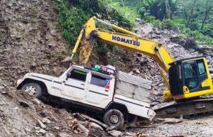 पहिरोसँगै खसेको ढुङ्गाले लागेर गाडीमा सवार यात्रुको मृत्यु